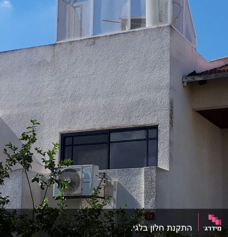 מבנה אלומיניום על גג עם דוד שמש